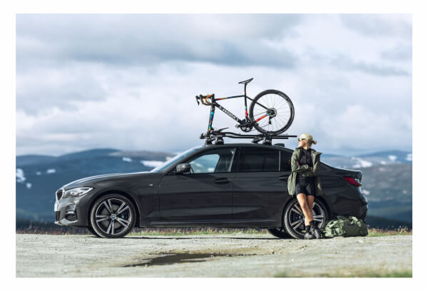Un porte vélo de toit installer sur une voiture BMW