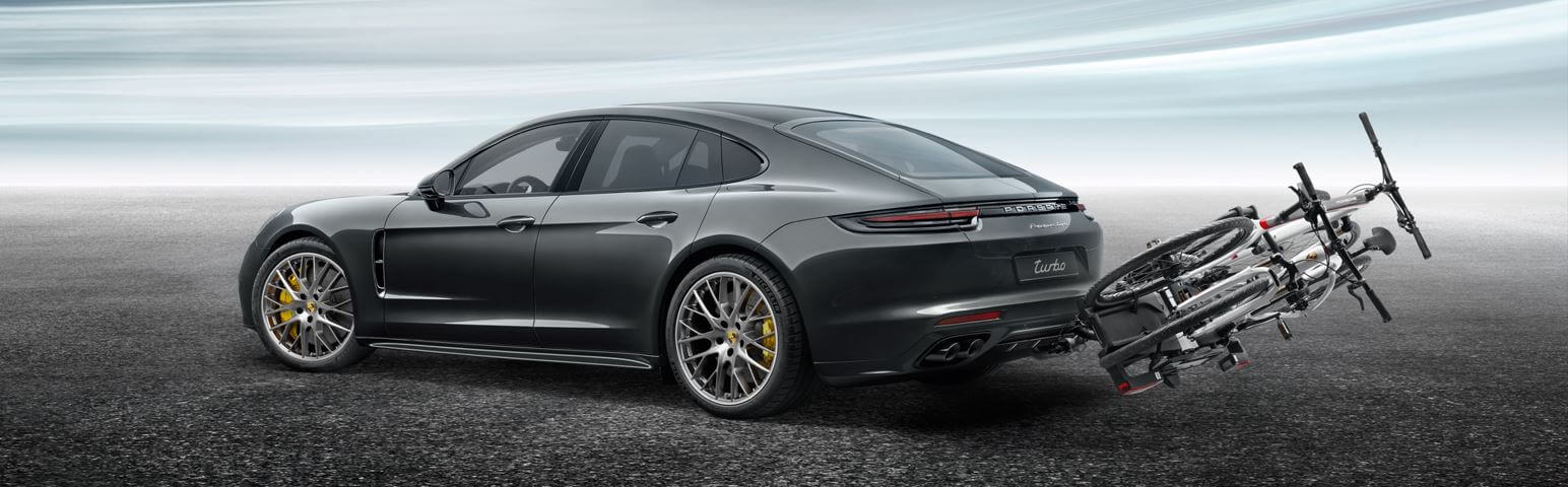 Porte-vélo électrique d'attelage sur un Porsche Panamera