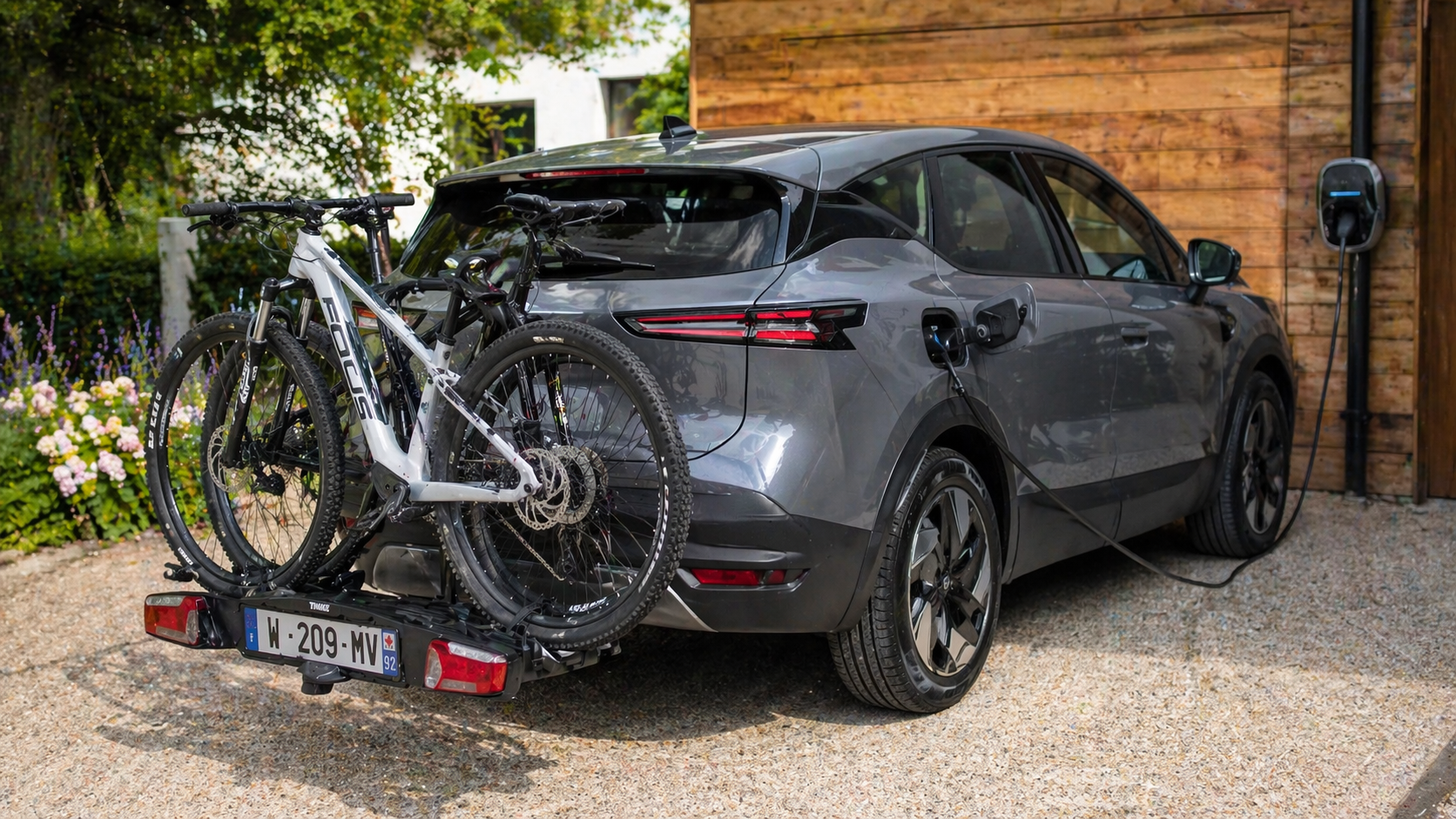 Porte-vélo et voiture électrique