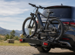 Porte-vélo installé à l’arrière d’une voiture avec un vélo électrique fixé dessus