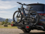 Porte-vélo installé à l’arrière d’une voiture avec un vélo électrique fixé dessus