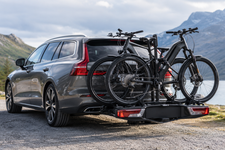 Le Thule EasyFold 3 est conçu pour transporter facilement des vélos électriques lourds sur attelage, avec une fixation stable et pratique.
