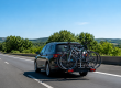 Un porte-vélo bien fixé à l’arrière d’une voiture permet de transporter ses vélos en toute sécurité avant un départ en vacances.