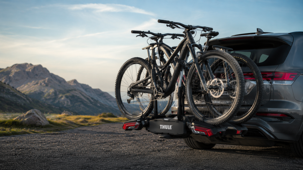 Porte-vélos Thule Epos installé sur un SUV avec deux VTT, avis et test 2026