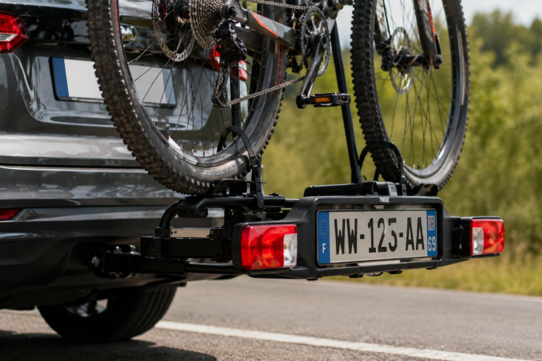 Porte-vélo attelage avec plaque d'immatriculation additionnelle et rampe de feux